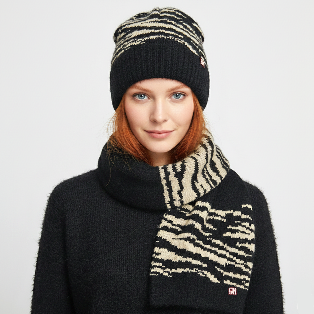 Cappello e sciarpa pelosi animalier modella