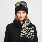 Cappello e sciarpa pelosi animalier modella