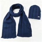 Cappello e sciarpa morbidi blu a coste diagonali
