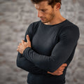 Maglia in modal ultralight con cashmere - maniche lunghe girocollo nera modella