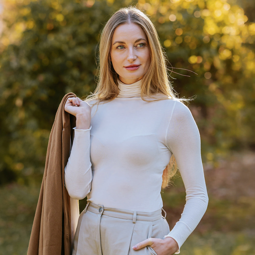 Maglia in modal e cashmere ultralight - maniche lunghe collo alto latte modella