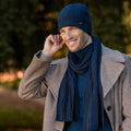 Cappello e sciarpa morbidi blu a coste diagonali modello