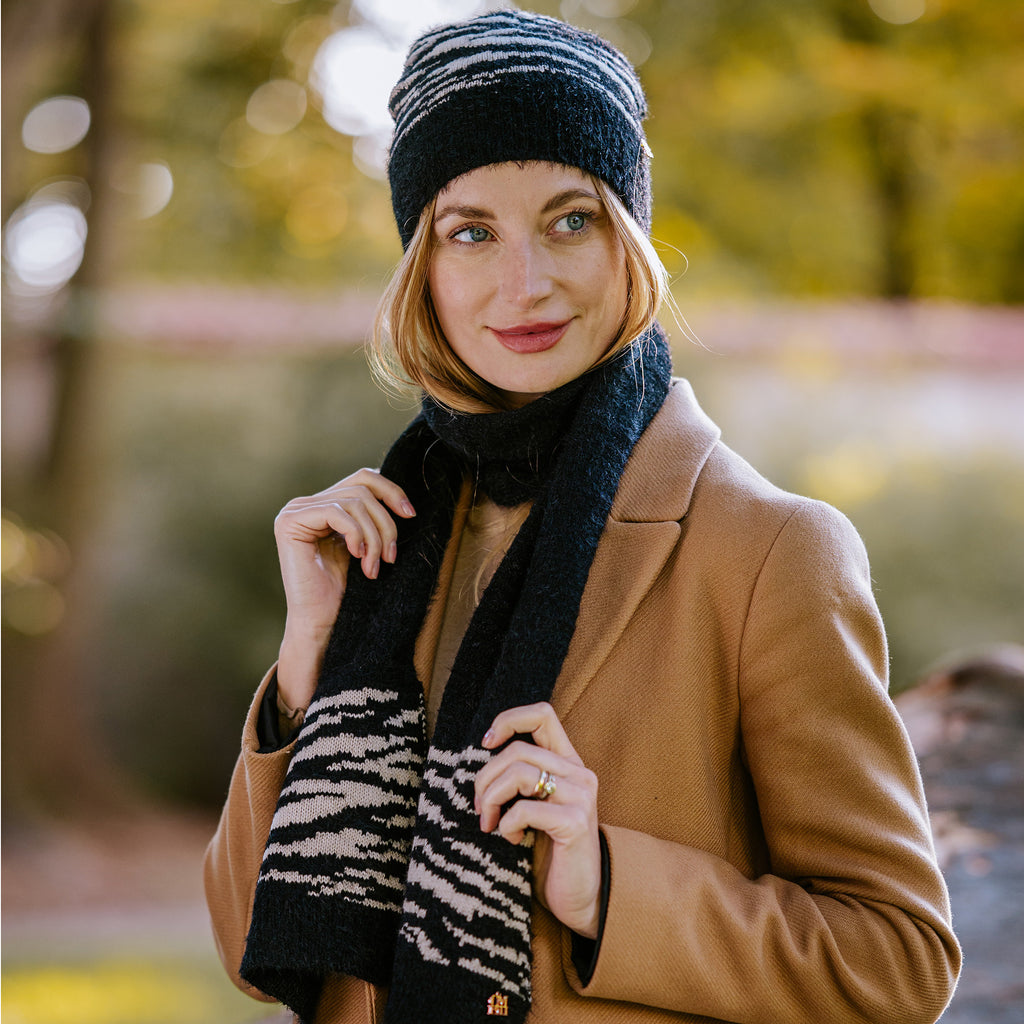 Cappello e sciarpa pelosi animalier modella esterno