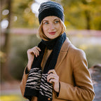 Cappello e sciarpa pelosi animalier modella esterno