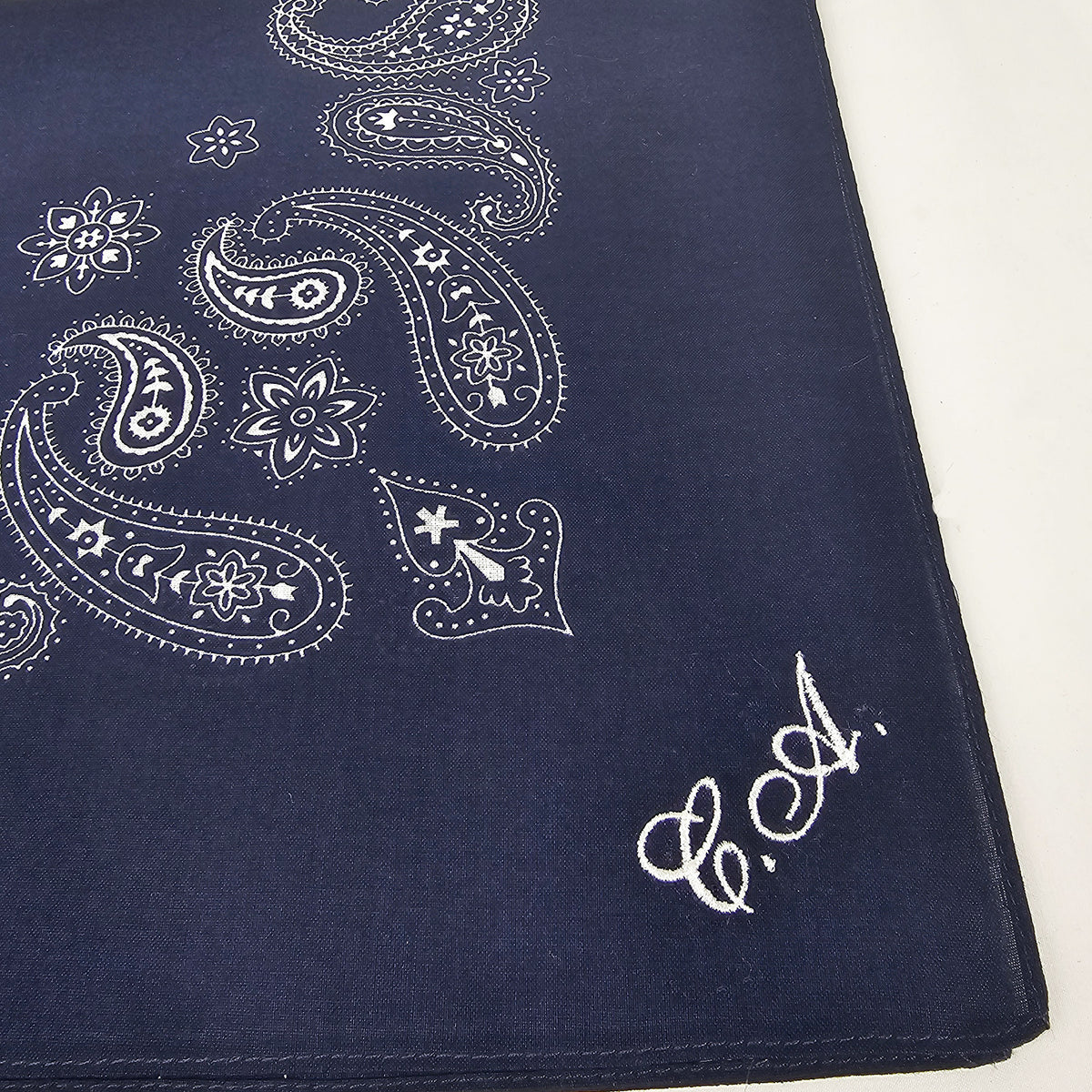Bandana in cotone blu stampa cachemire - con ricamo personalizzato dettaglio