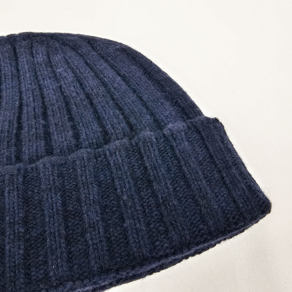 Cappello in cashmere a coste blu navy - Made in Italy dettaglio