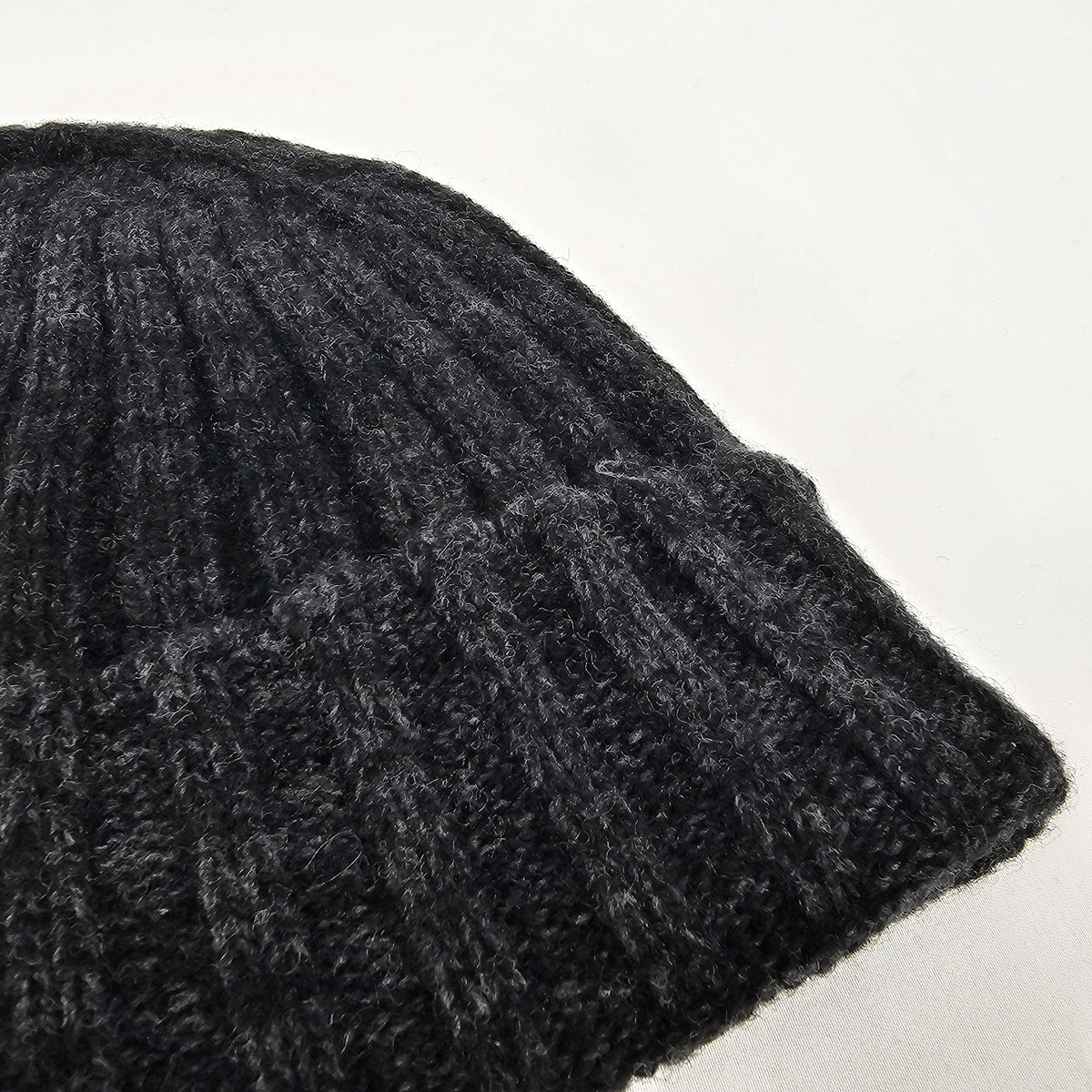 Cappello in cashmere a coste antracite - Made in Italy dettaglio