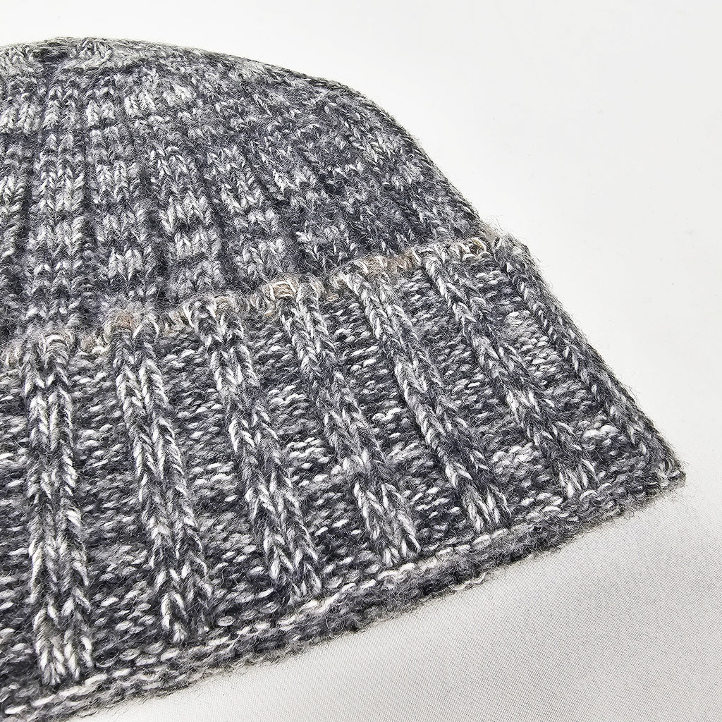 Cappello in cashmere a coste grigio chiaro melange - Made in Italy dettaglio
