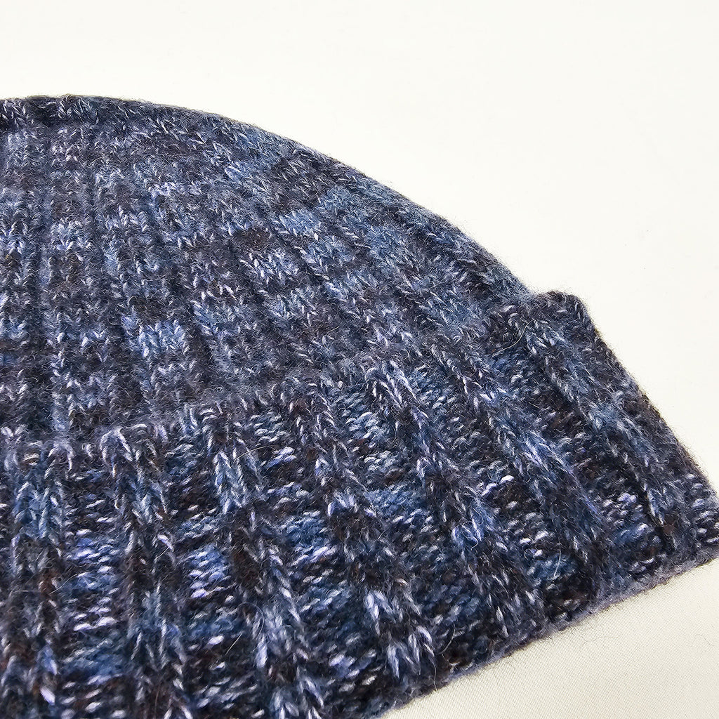 Cappello in cashmere a coste blu e marrone melange - Made in Italy detail