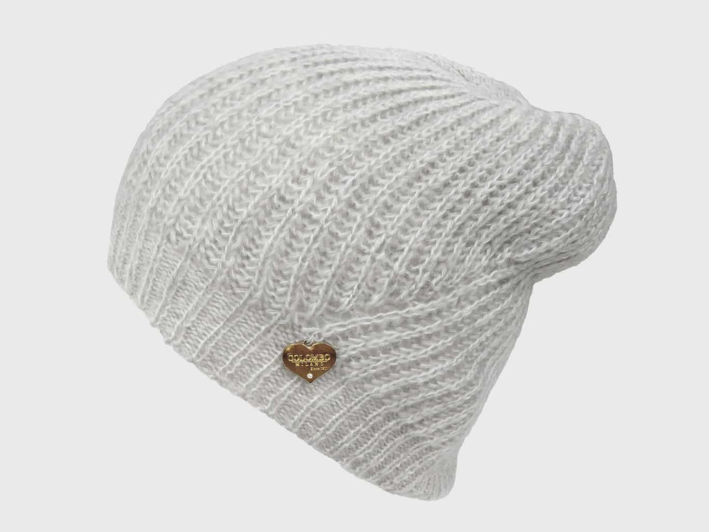 Modello - cappello a costine dai colori delicati finissaggio mohair