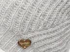 Dettaglio cuoricino - cappello a costine dai colori delicati finissaggio mohair
