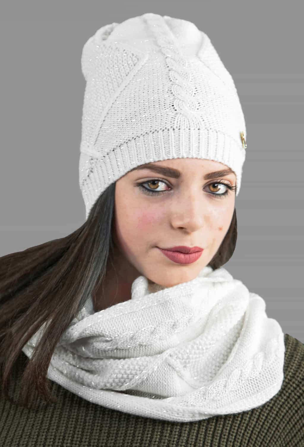 Modella - cappello lavorato a trecce con catene con lurex e medaglietta