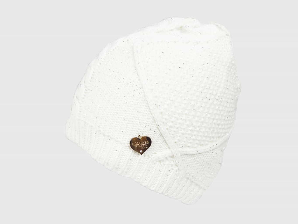 Modello - cappello da donna lavorato a trecce e rombi con lurex e medaglietta