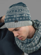 Cappello e sciarpa da uomo morbido con motivi geometrici