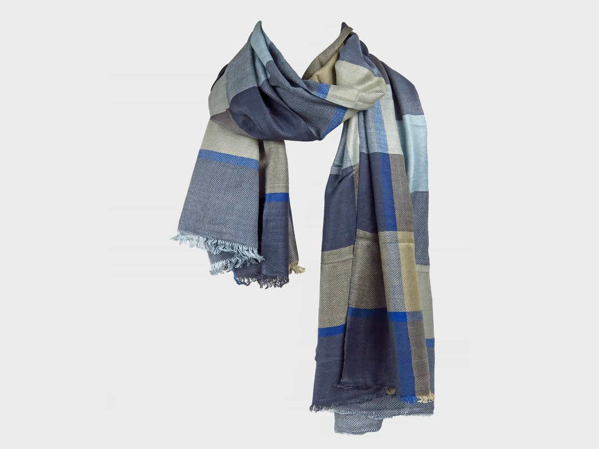 Modello - Sciarpa leggera a quadrettoni blu