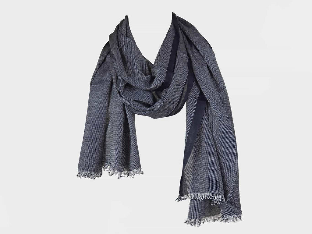 Modello - Sciarpa leggera elegante blu