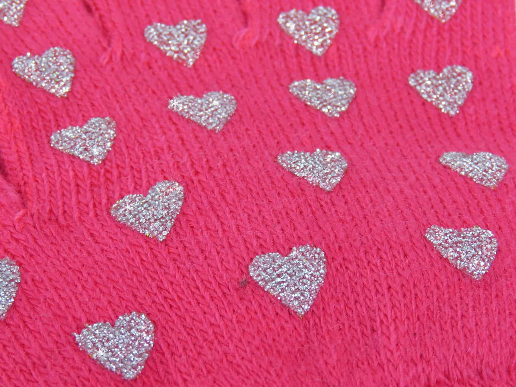 dettaglio guanti da bimba rosa con cuori glitter argento