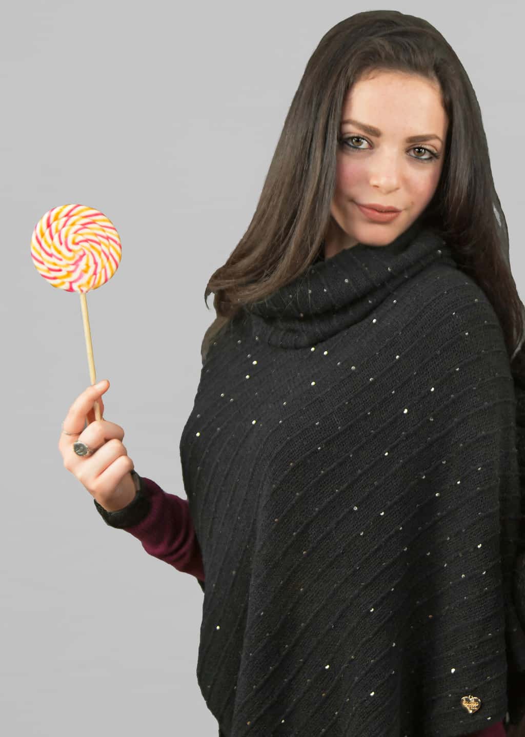 Modella - poncho con paillettes da donna e medaglietta oro a cuore