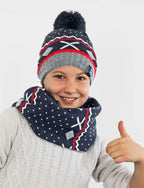 Modello - cappello e sciarpa jacquard da bimbo con pompon e motivi geometrici